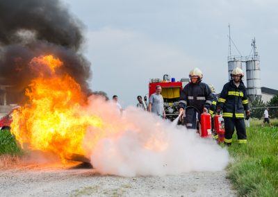 Flüchtlingsaktion-Feuerlöscher-Brand-Löschen-Flüchtlingen (1)