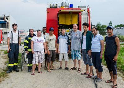 Flüchtlingsaktion-Feuerlöscher-Brand-Löschen-Flüchtlingen (5)