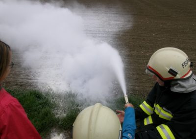 Feuerwehrtag-Volksschule-Feuerlöscher-Experiment (4)